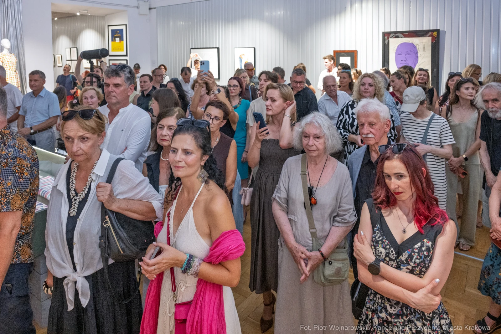 Tłum ludzi na wydarzeniu artystycznym, różnorodne reakcje i emocje uczestników.  Autor: Piotr Wojnarowski