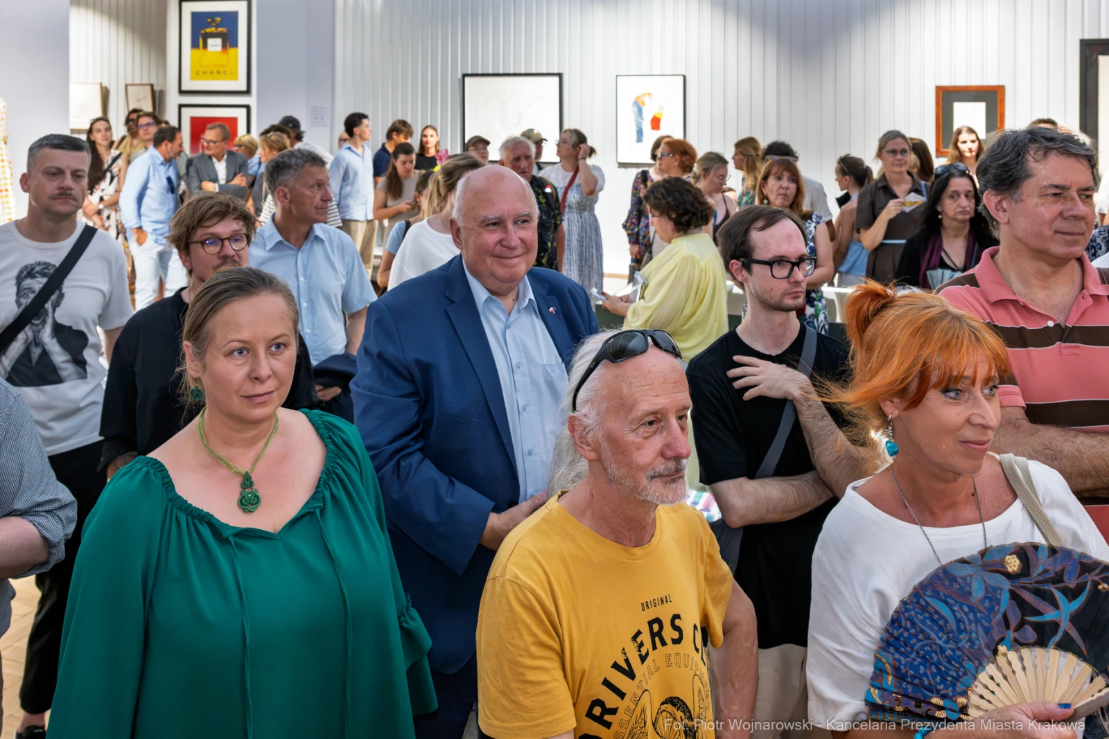 Grupa ludzi na wydarzeniu artystycznym, różnorodne reakcje i emocje uczestników.  Autor: Piotr Wojnarowski