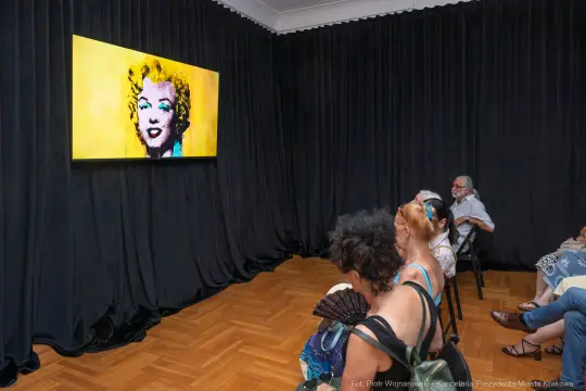Wystawa z obrazem w stylu pop-art przedstawiającym kobietę z jasnymi włosami.