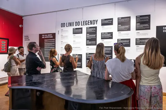 Wystawa z informacjami historycznymi, zwiedzający przy tablicach informacyjnych.