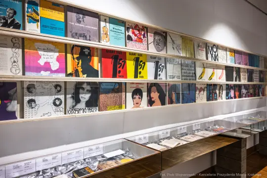 Wystawa okładek albumów muzycznych i czasopism w nowoczesnej galerii.