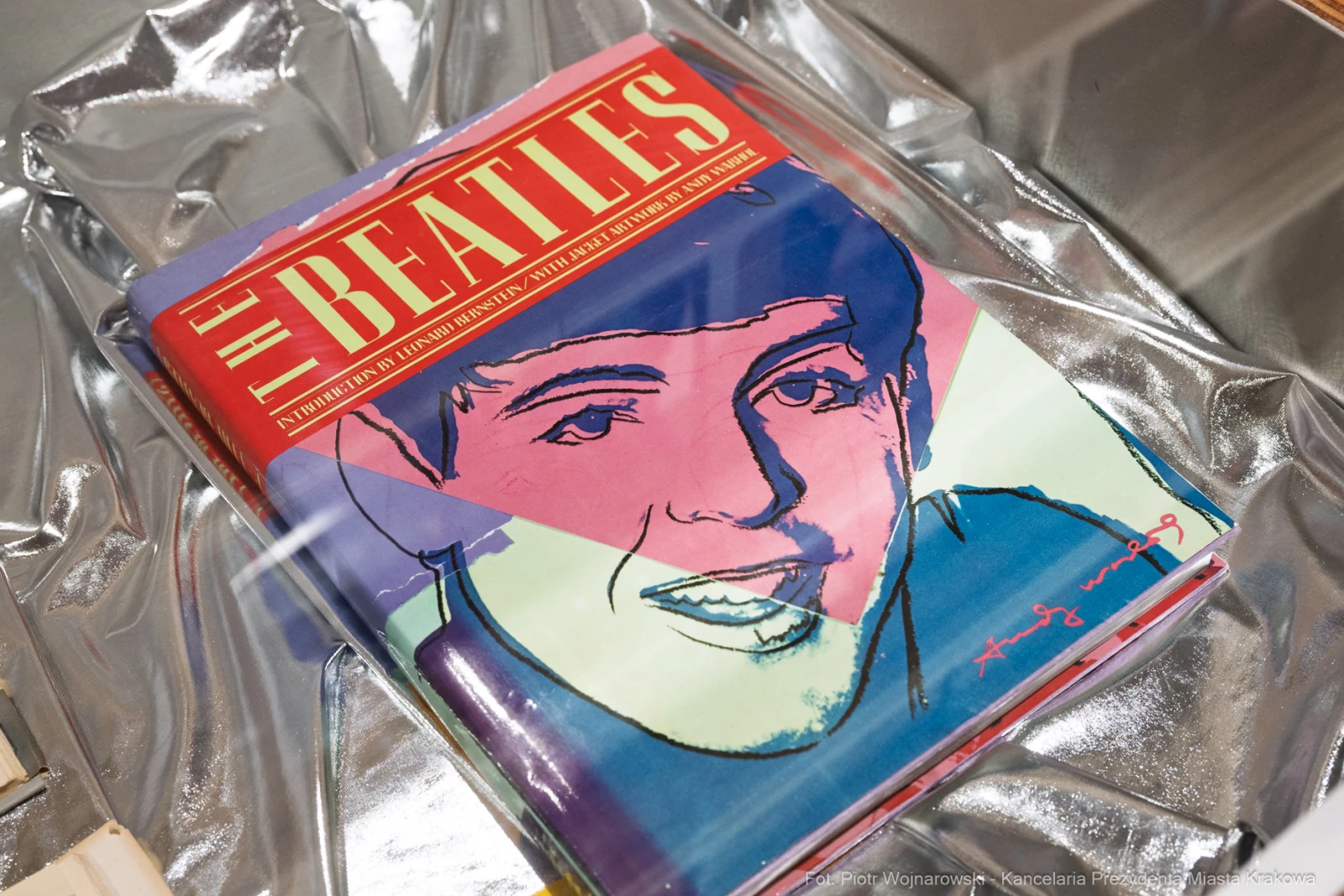 Okładka magazynu The Beatles z portretem Paula McCartneya w stylu pop-art.  Autor: Piotr Wojnarowski