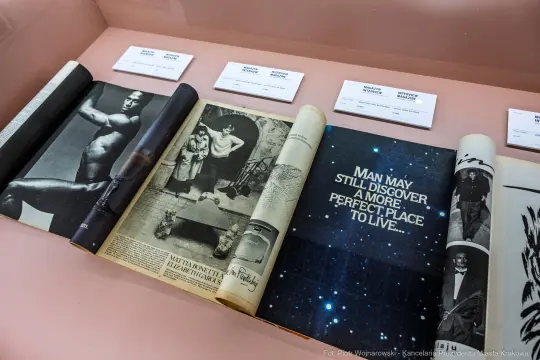 Książki i czasopisma z różnymi ilustracjami oraz tekstem na wystawie.