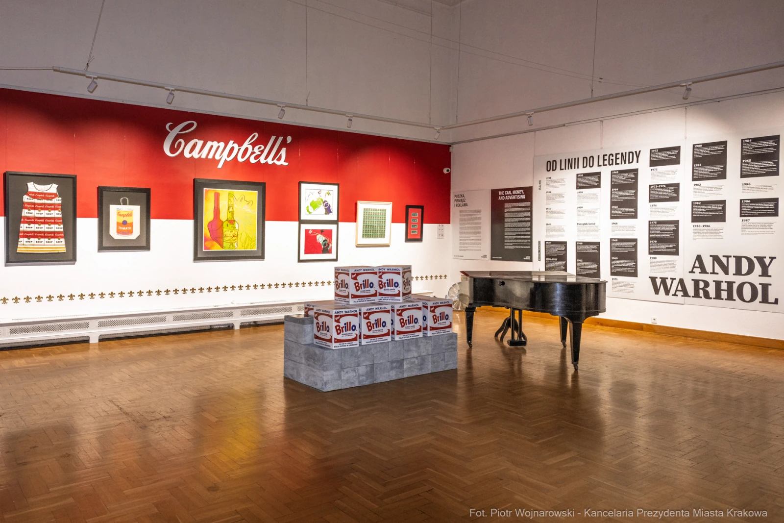 Wystawa Andy'ego Warhola z obrazami i instalacją nawiązującą do kultury pop.  Autor: Piotr Wojnarowski