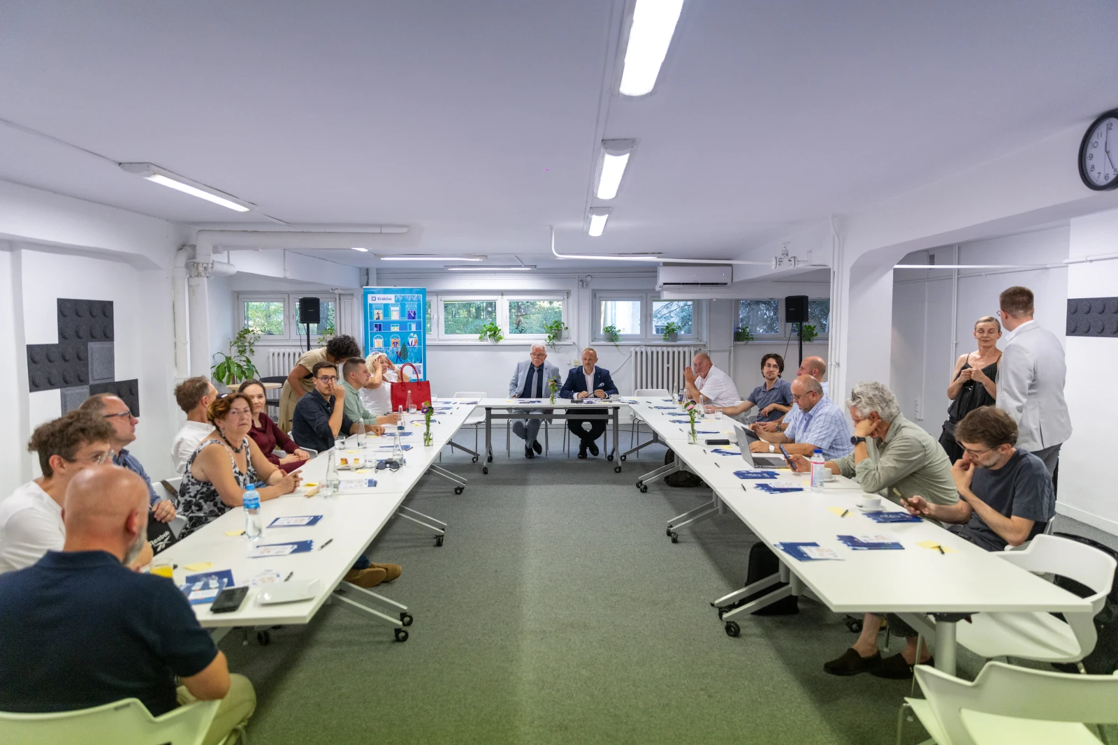 Spotkanie w sali konferencyjnej z uczestnikami przy stołach.  Autor: Bogusław Świerzowski