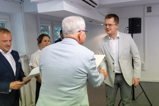 Uroczystość wręczenia nagród z uśmiechami i gratulacjami.