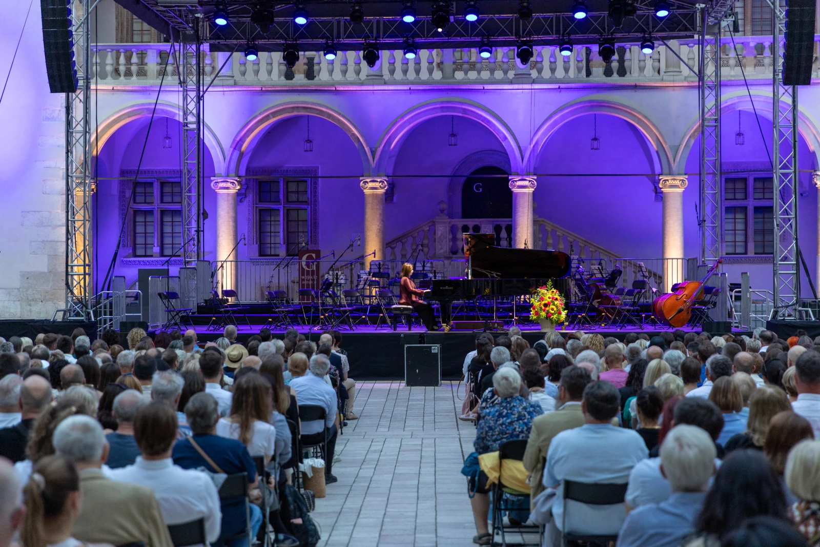 Koncert fortepianowy na świeżym powietrzu z publicznością w tle.  Autor: Bogusław Świerzowski