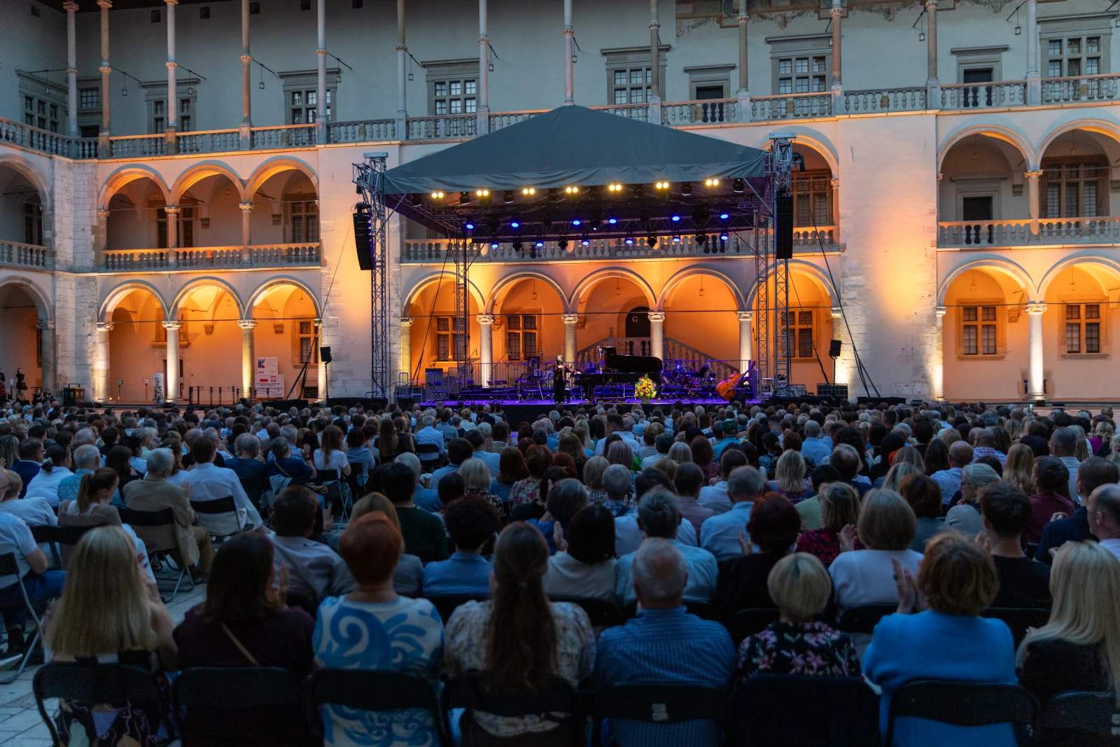 Koncert na świeżym powietrzu z widownią w eleganckim otoczeniu architektonicznym.  Autor: Bogusław Świerzowski