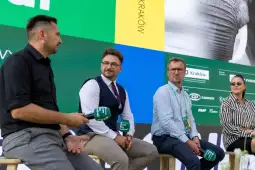 Czterech mężczyzn i jedna kobieta siedzą na scenie podczas wydarzenia w Krakowie.