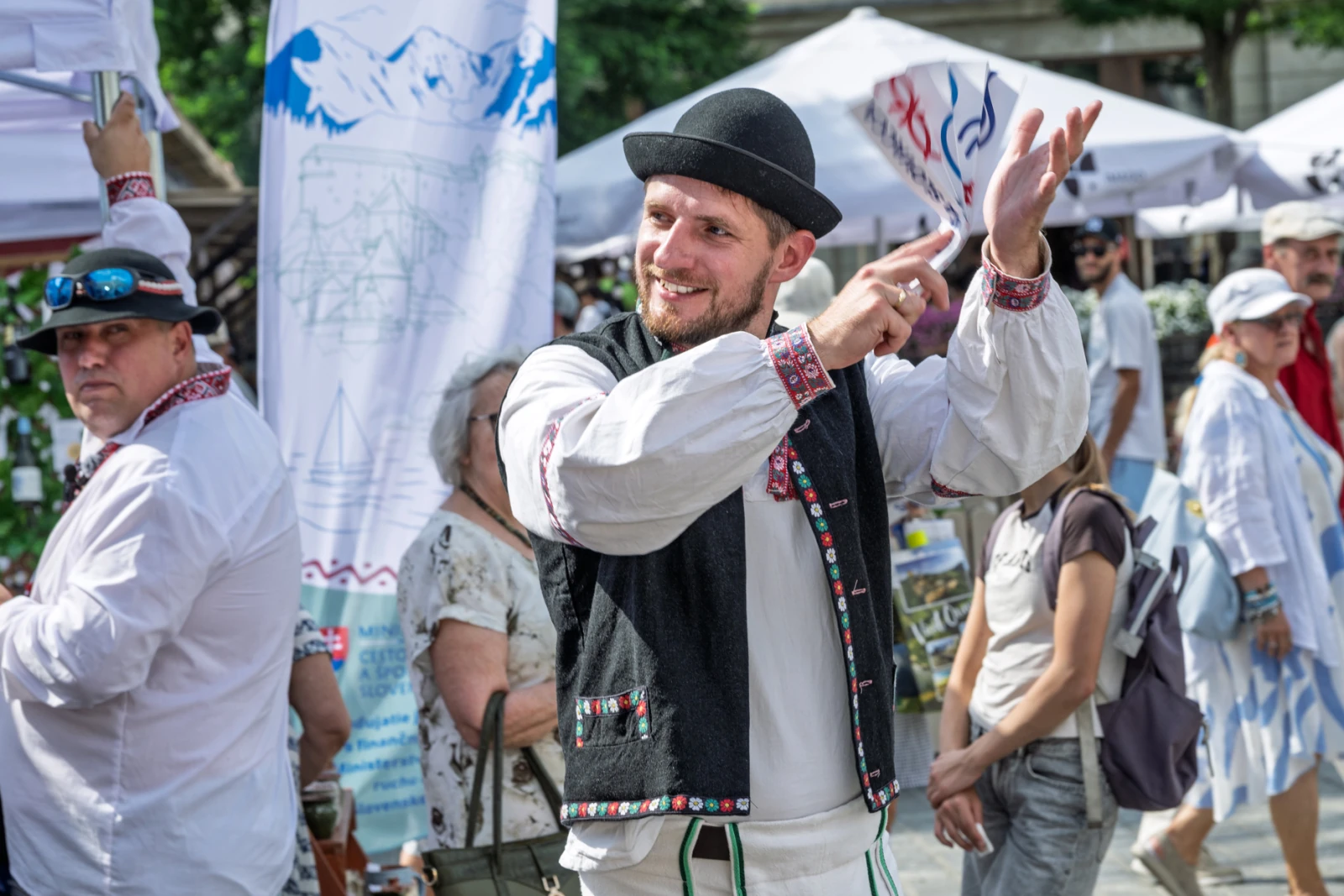 Mężczyzna w tradycyjnym stroju ludowym tańczy i gestykuluje podczas festiwalu.  Autor: Piotr Wojnarowski