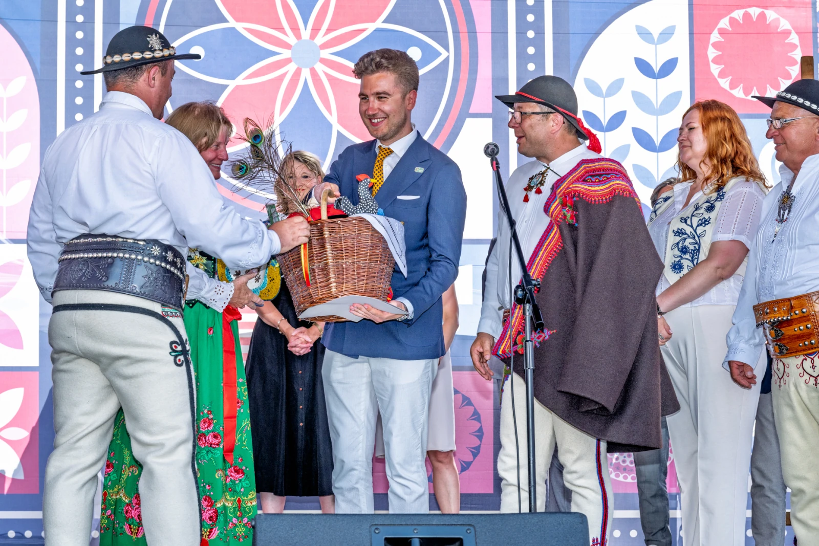 Uroczystość wręczenia kosza z darami podczas festiwalu folklorystycznego.  Autor: Piotr Wojnarowski