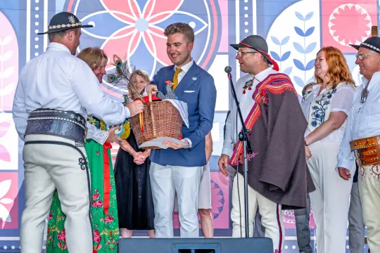 Uroczystość wręczenia kosza z darami podczas festiwalu folklorystycznego.
