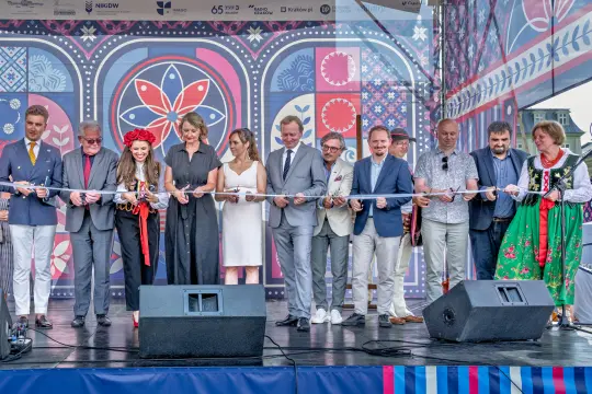 Folklor i rzemiosło na Rynku Głównym – 50. Międzynarodowe Targi Sztuki Ludowej w Krakowie [ZDJĘCIA]