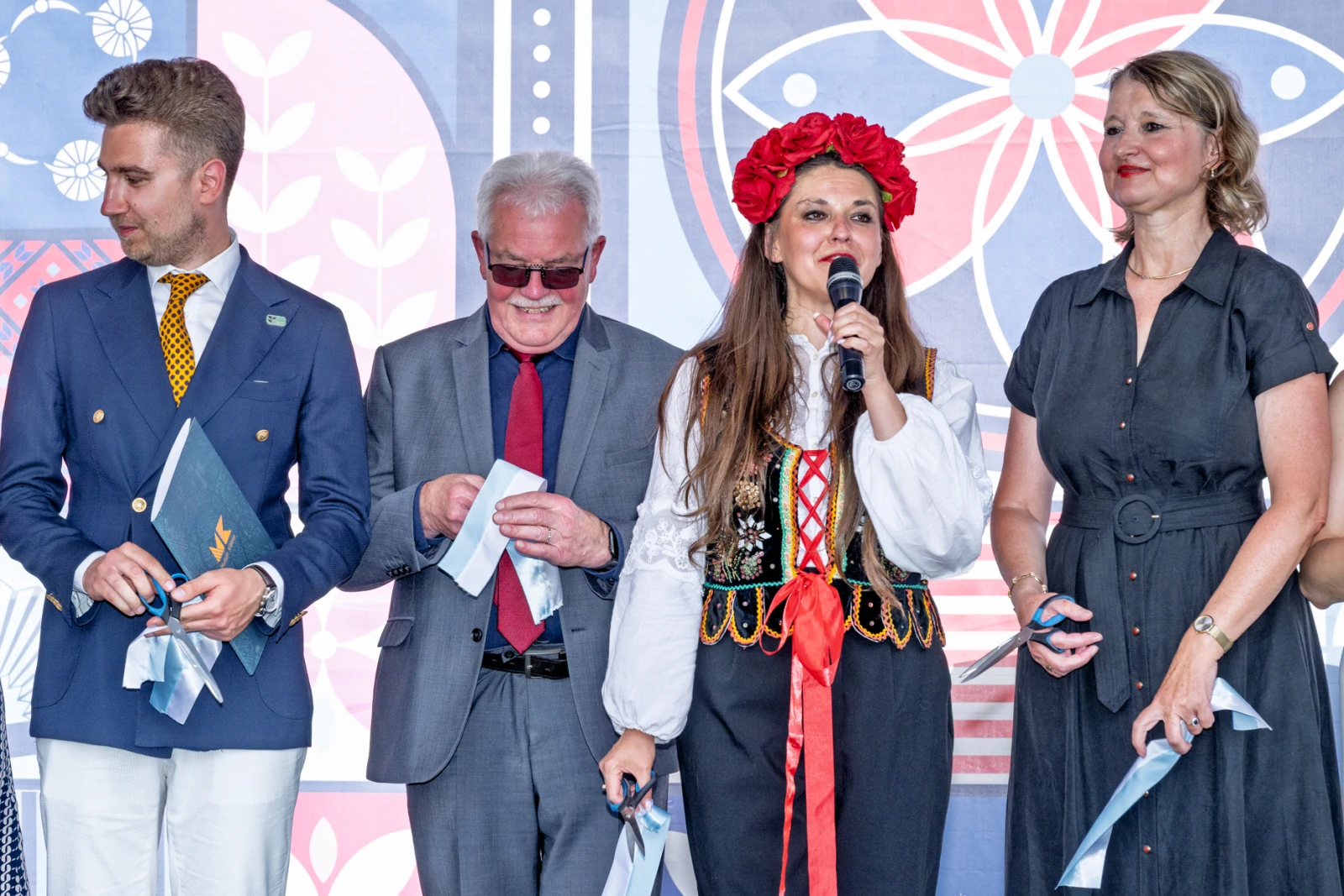 Cztery osoby na scenie, jedna w tradycyjnym stroju, przemawia do publiczności.  Autor: Piotr Wojnarowski