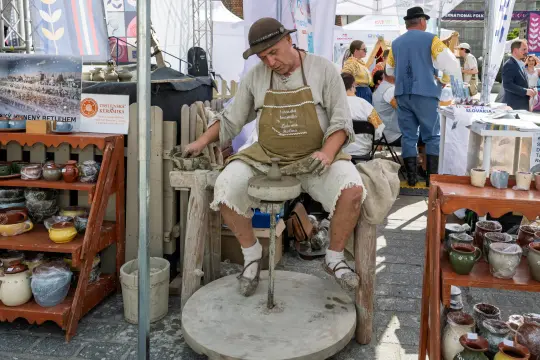 Rzemieślnik formujący naczynia na kole garncarskim podczas festiwalu.
