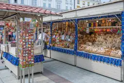 Stragan z rękodziełem, zabawkami i pamiątkami w kolorowych koszykach.