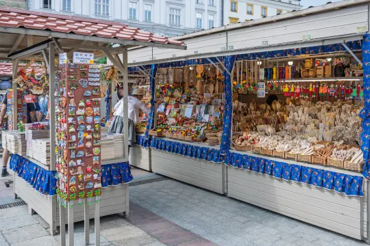 Stragan z rękodziełem, zabawkami i pamiątkami w kolorowych koszykach.