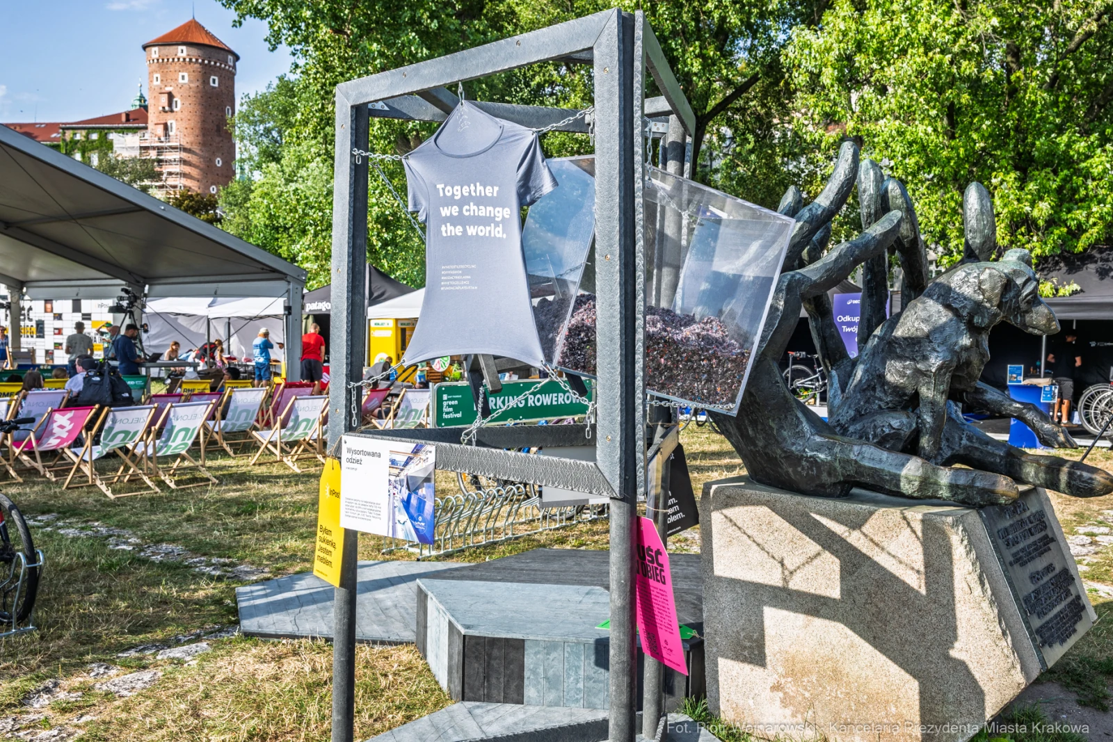 Instalacja artystyczna z hasłem o zmianie świata, w tle zamek w Krakowie.  Autor: Piotr Wojnarowski