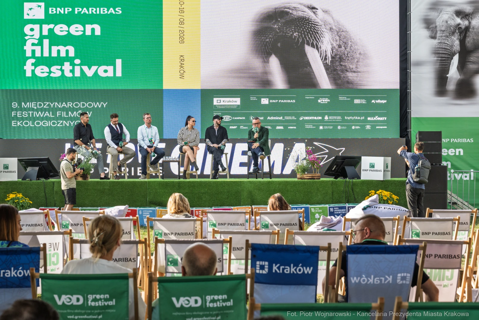 Panel dyskusyjny podczas festiwalu filmowego z uczestnikami na scenie i publicznością w tle.  Autor: Piotr Wojnarowski
