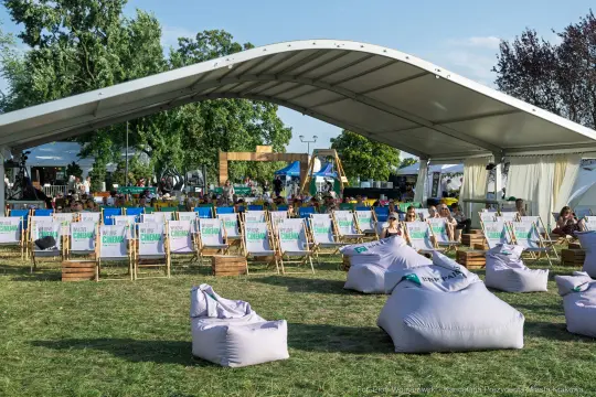 Strefa relaksu z leżakami i poduszkami na festiwalu.