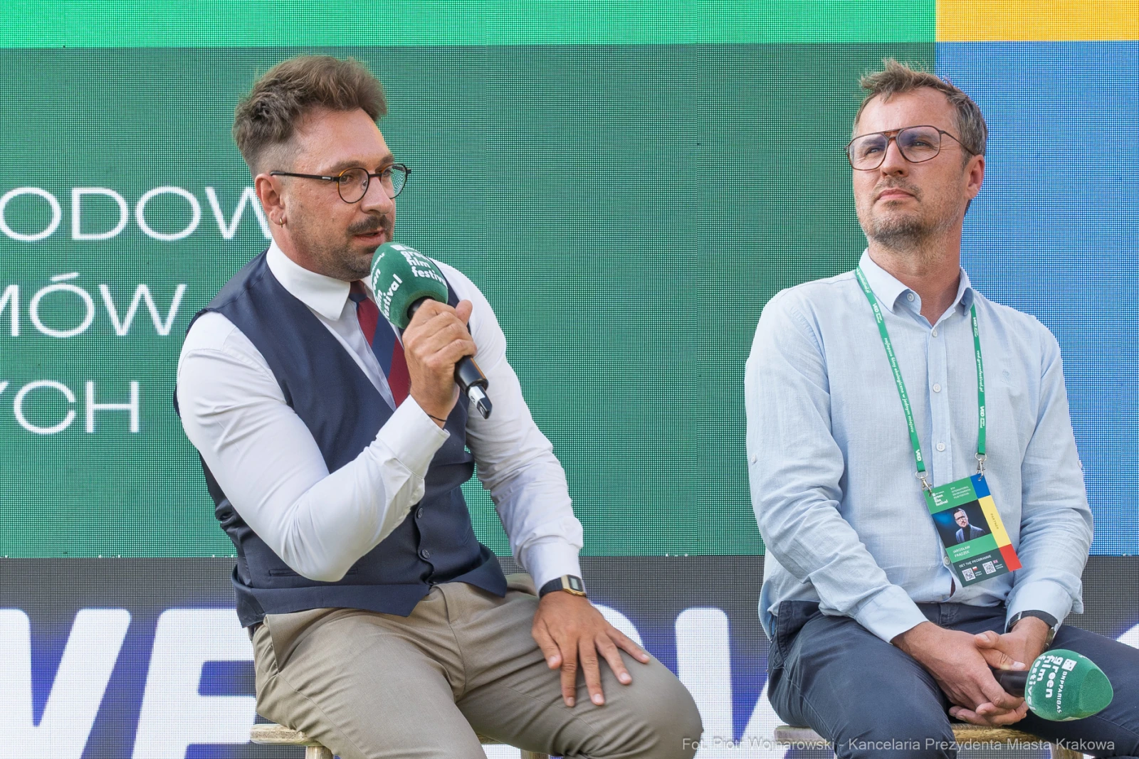 Dwóch mężczyzn w garniturach podczas dyskusji na konferencji.  Autor: Piotr Wojnarowski