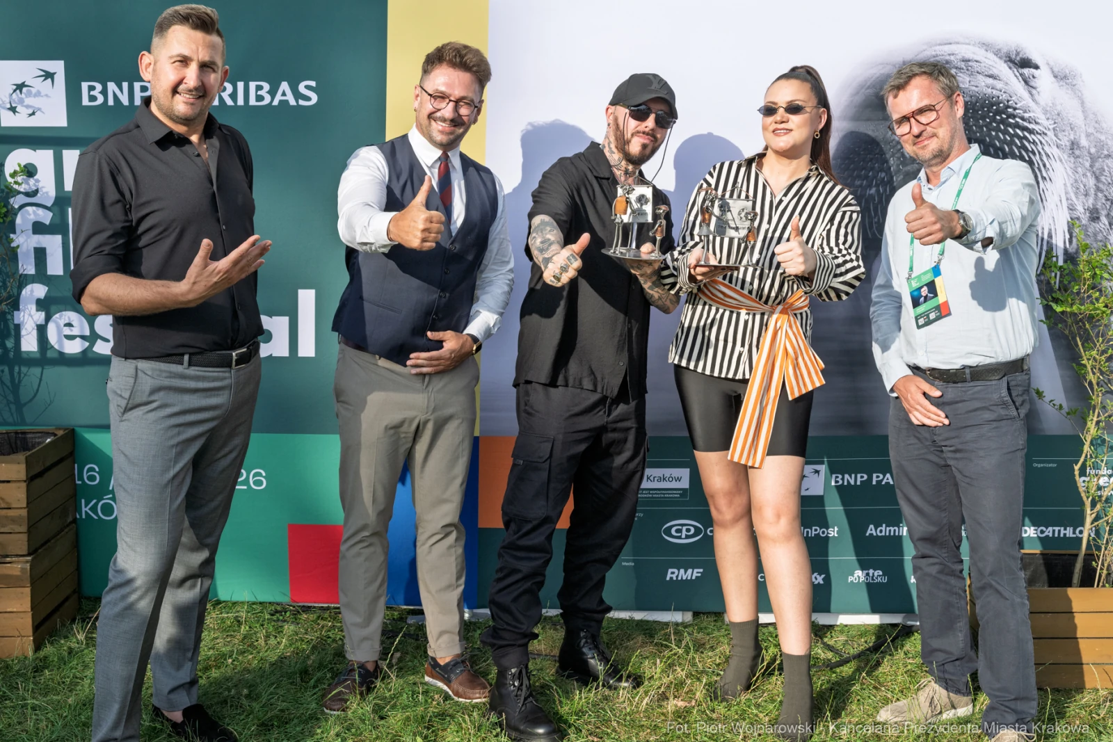 Uczestnicy festiwalu filmowego pozują z nagrodami.  Autor: Piotr Wojnarowski