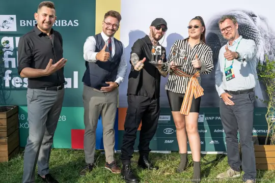 Uczestnicy festiwalu filmowego pozują z nagrodami.