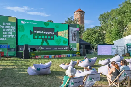 Kino plenerowe z dużym ekranem i leżakami, festiwal filmowy BNP Paribas.