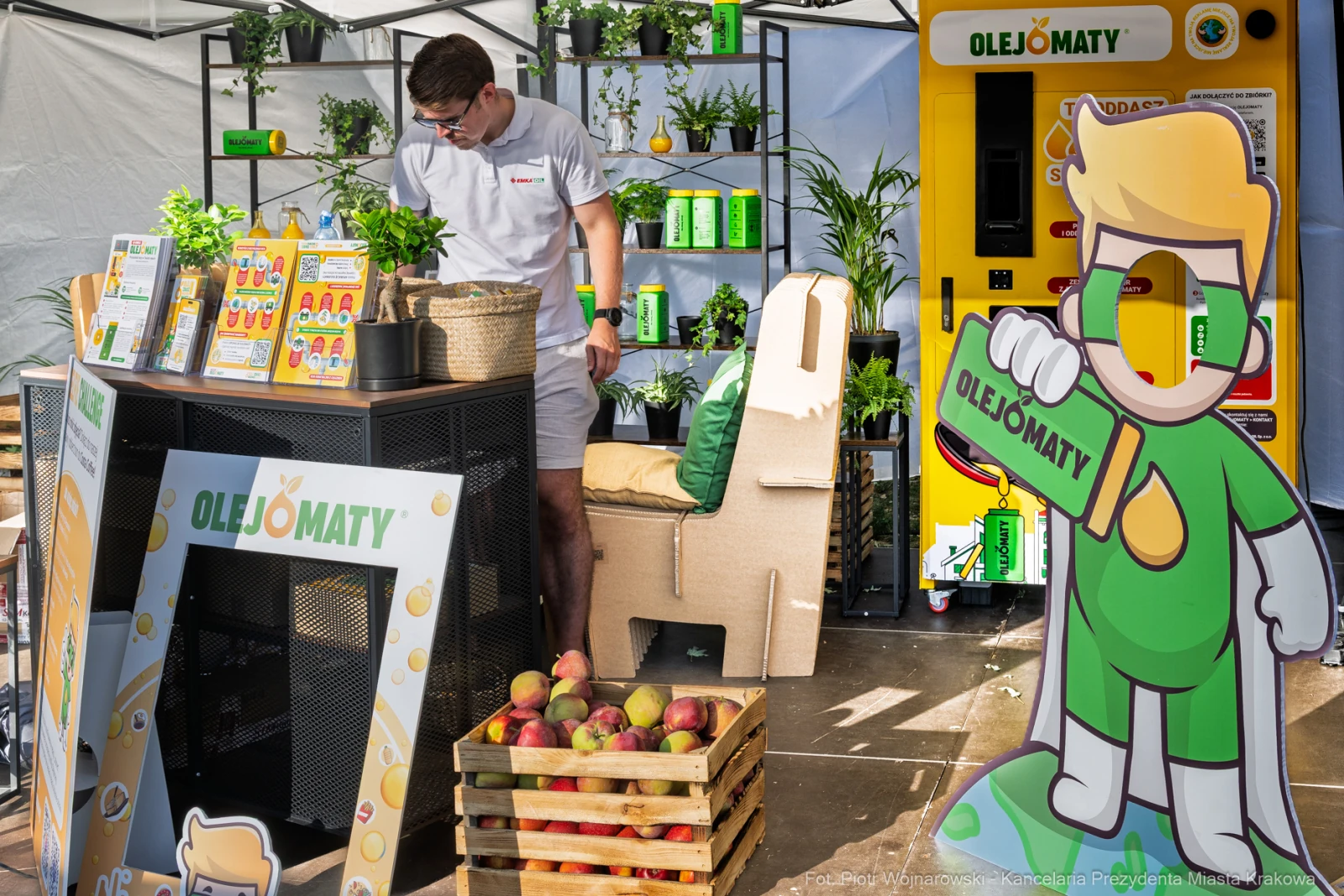 Stoiska promocyjne z roślinami, produktami i postacią maskotki.  Autor: Piotr Wojnarowski