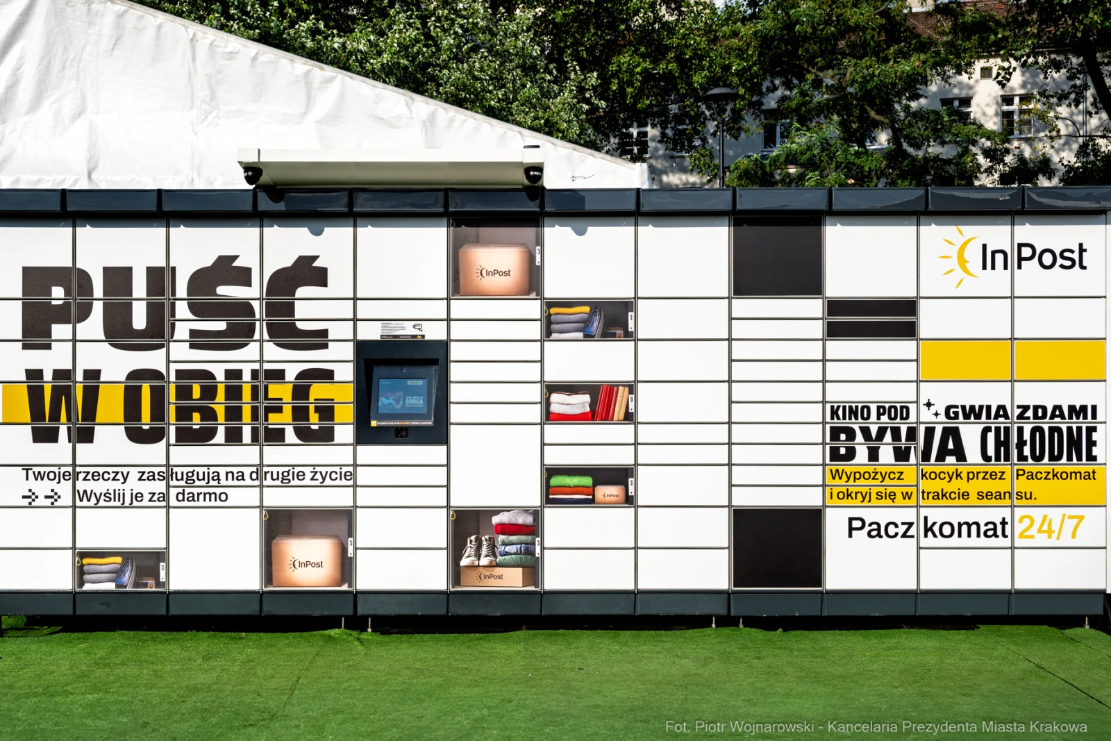 Punkt odbioru paczek z hasłem promującym recykling i wymianę rzeczy.  Autor: Piotr Wojnarowski