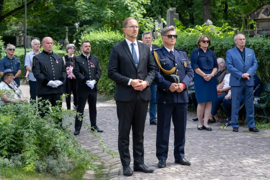 Uroczystość z udziałem przedstawicieli władz i służb mundurowych na cmentarzu.