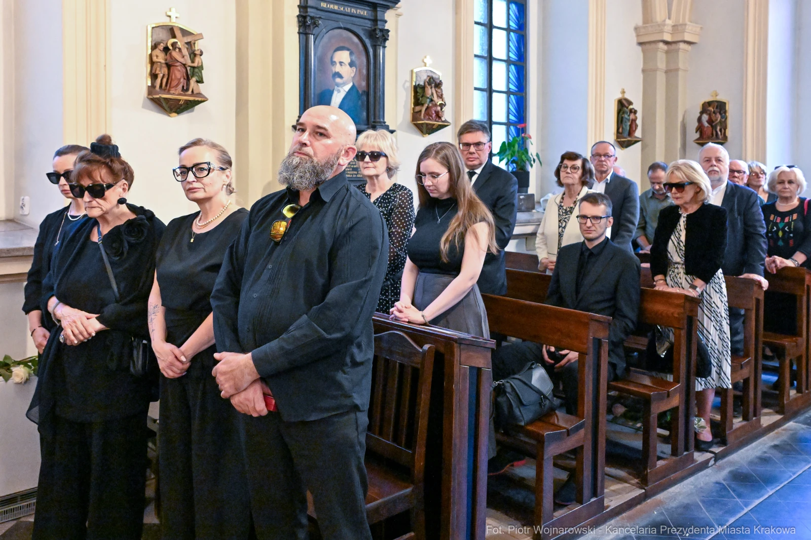 Ceremonia pogrzebowa w kościele, zgromadzeni w czerni, wyraz smutku na twarzach.  Autor: Piotr Wojnarowski