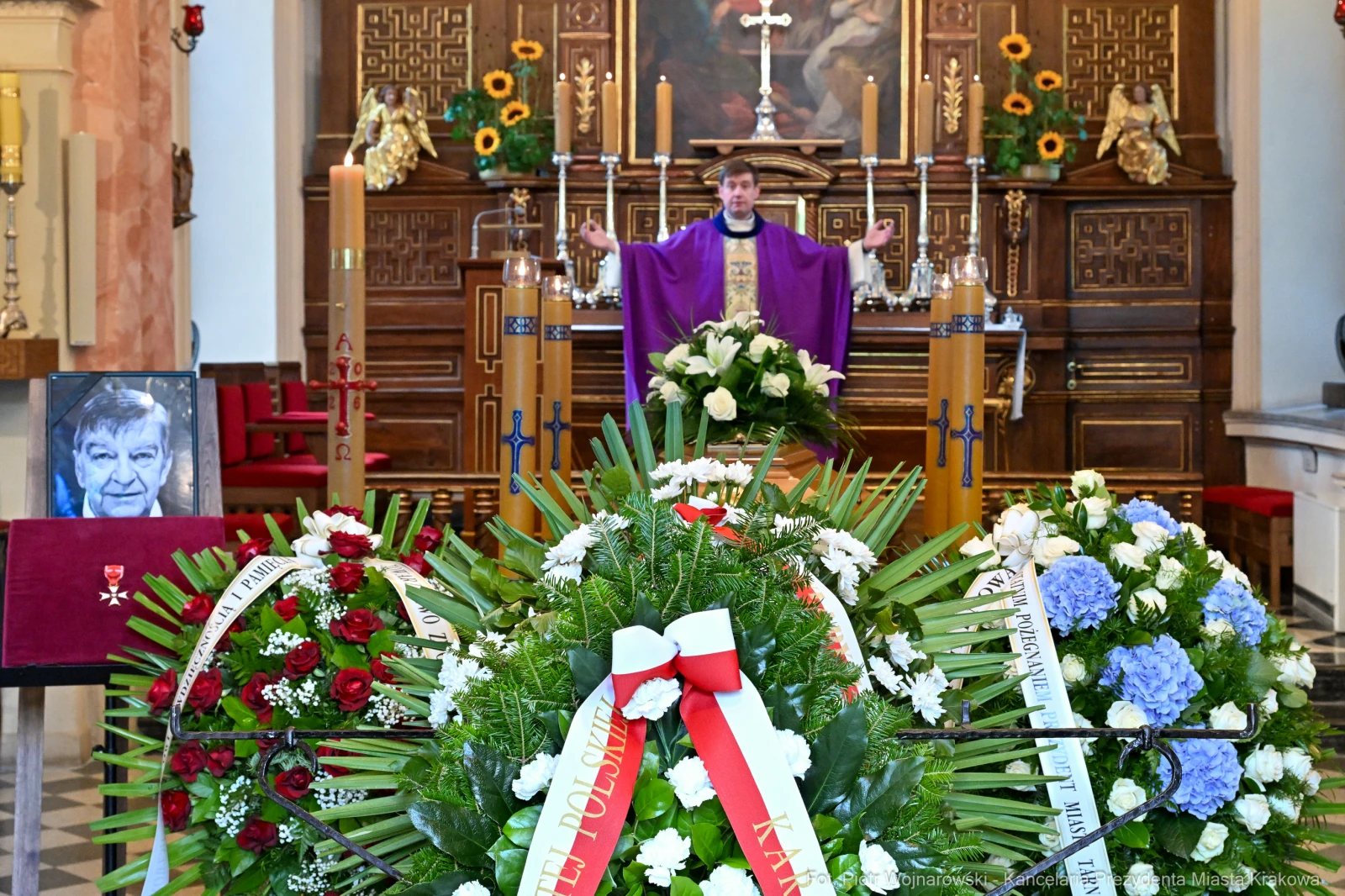 Msza żałobna z kwiatami i portretem zmarłego w tle.  Autor: Piotr Wojnarowski