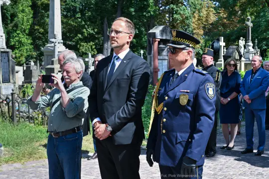 Uroczystość na cmentarzu z udziałem przedstawicieli władz i policji.