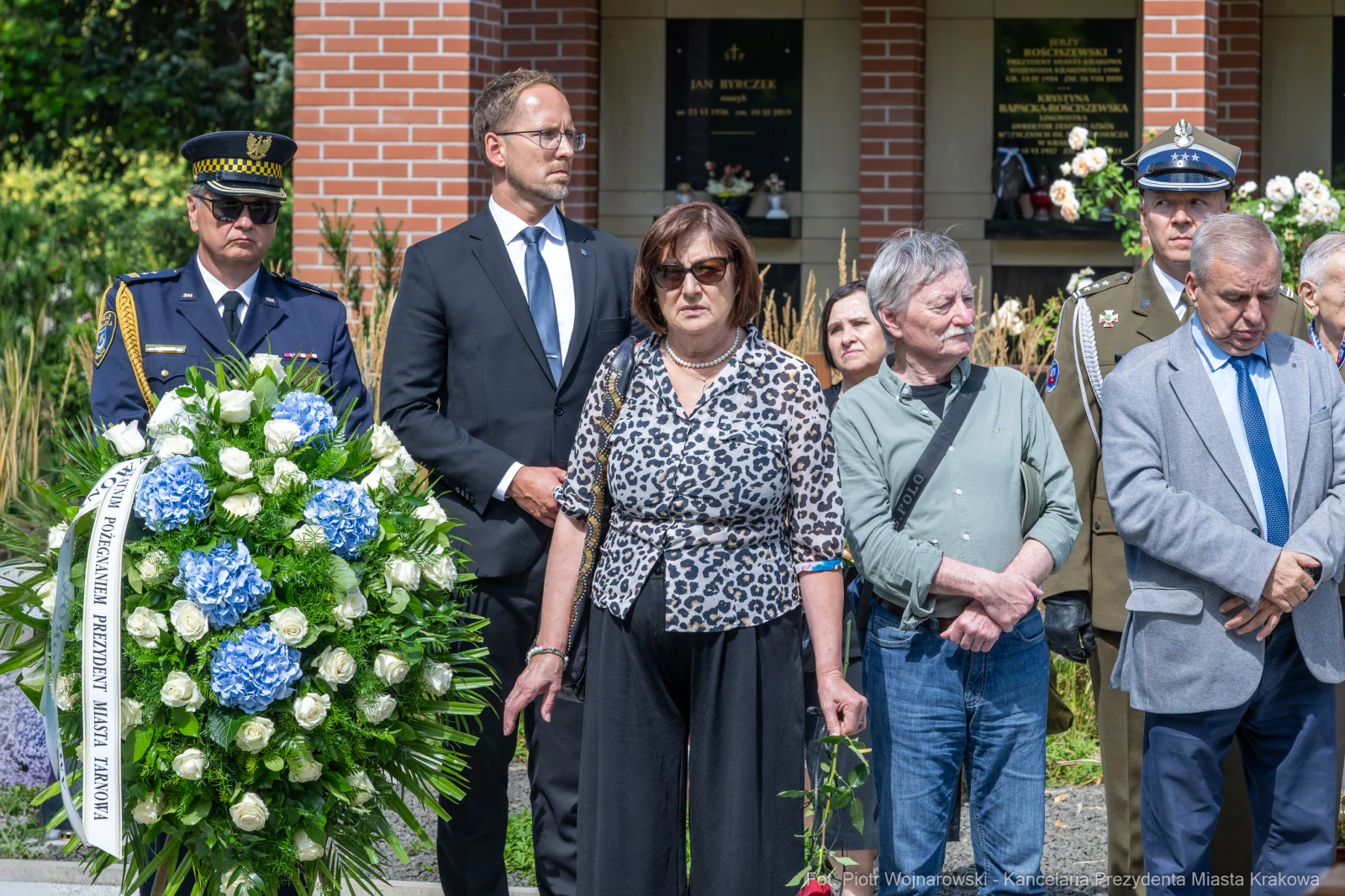 Uczestnicy ceremonii złożenia kwiatów w hołdzie zmarłym.  Autor: Piotr Wojnarowski