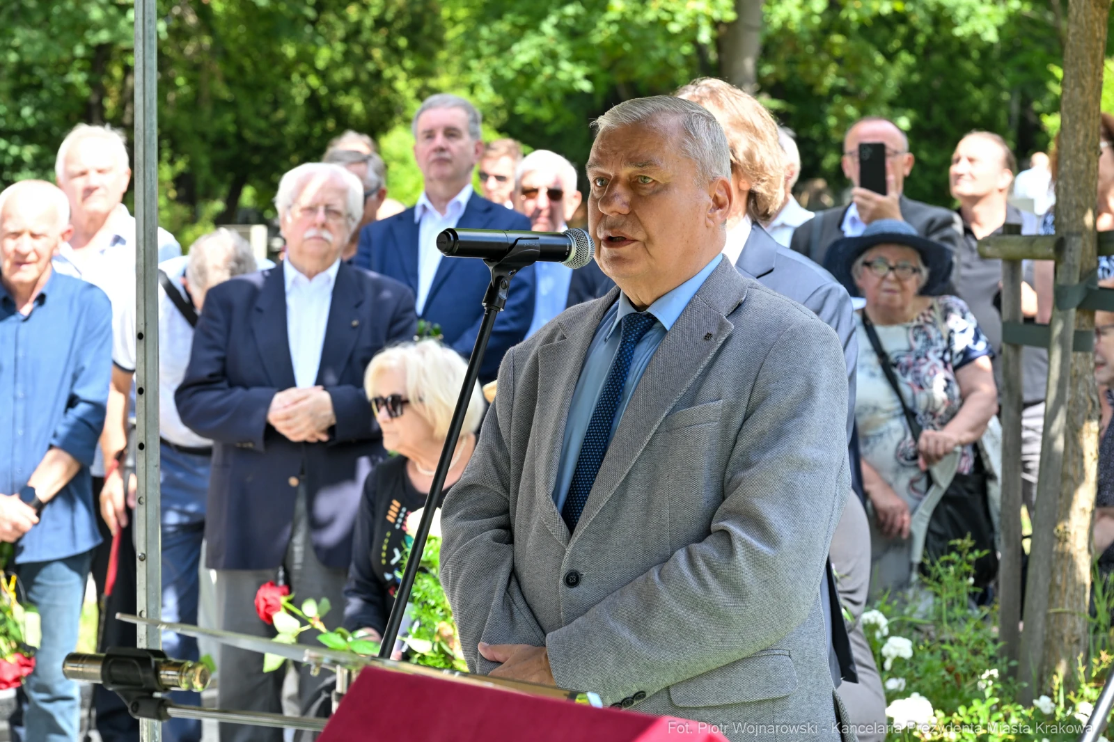 Mężczyzna przemawia do zgromadzonego tłumu podczas uroczystości na świeżym powietrzu.  Autor: Piotr Wojnarowski