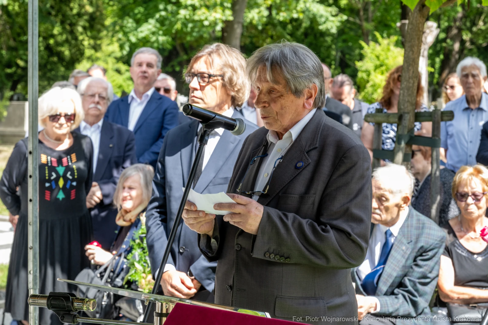 Mężczyzna przemawia do zgromadzonego tłumu podczas uroczystości na świeżym powietrzu.  Autor: Piotr Wojnarowski