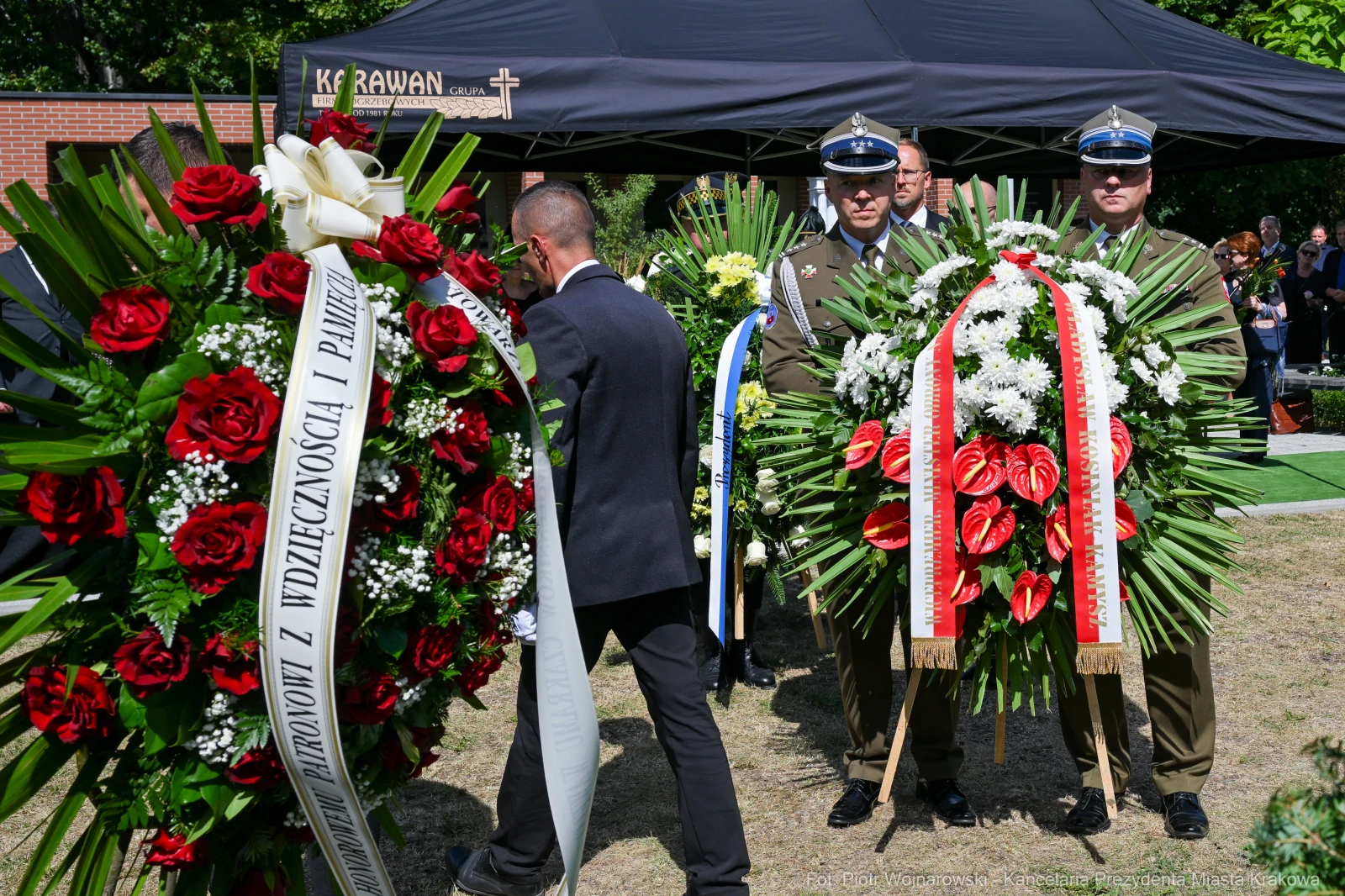 Ceremonia pogrzebowa z wieńcami i żołnierzami w mundurach.  Autor: Piotr Wojnarowski