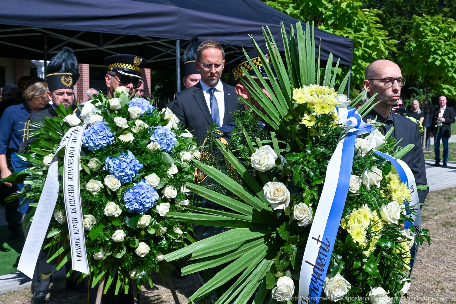 Wieniec z białymi różami i niebieskimi hortensjami podczas ceremonii pogrzebowej.  Autor: Piotr Wojnarowski
