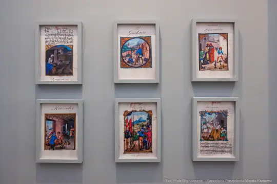 Sześć ram z ilustracjami i tekstami, przedstawiającymi różne sceny historyczne.