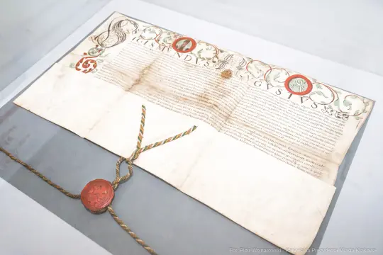 Dokument z ozdobnymi inicjałami i pieczęcią, prawdopodobnie akt prawny lub historyczny.