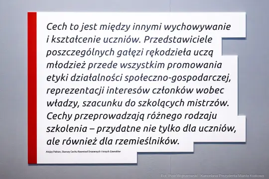 Cechy wychowania i kształcenia uczniów w kontekście etyki i działalności społeczno-gospodarczej.