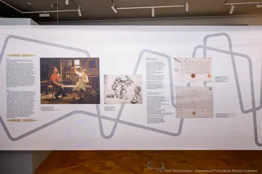 Ekspozycja z tekstami i ilustracjami, przedstawiająca historyczne dokumenty i obrazy.