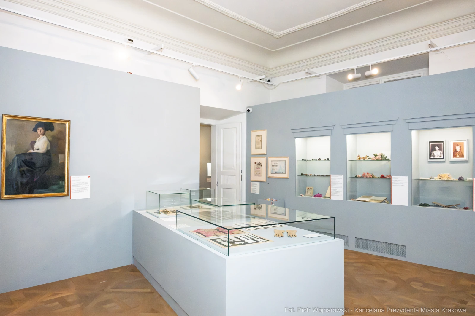 Wnętrze muzeum z wystawą eksponatów i obrazem na ścianie.  Autor: Piotr Wojnarowski