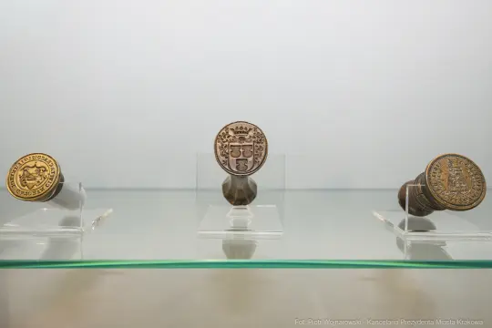 Trzy pieczęcie na szklanych podstawach.