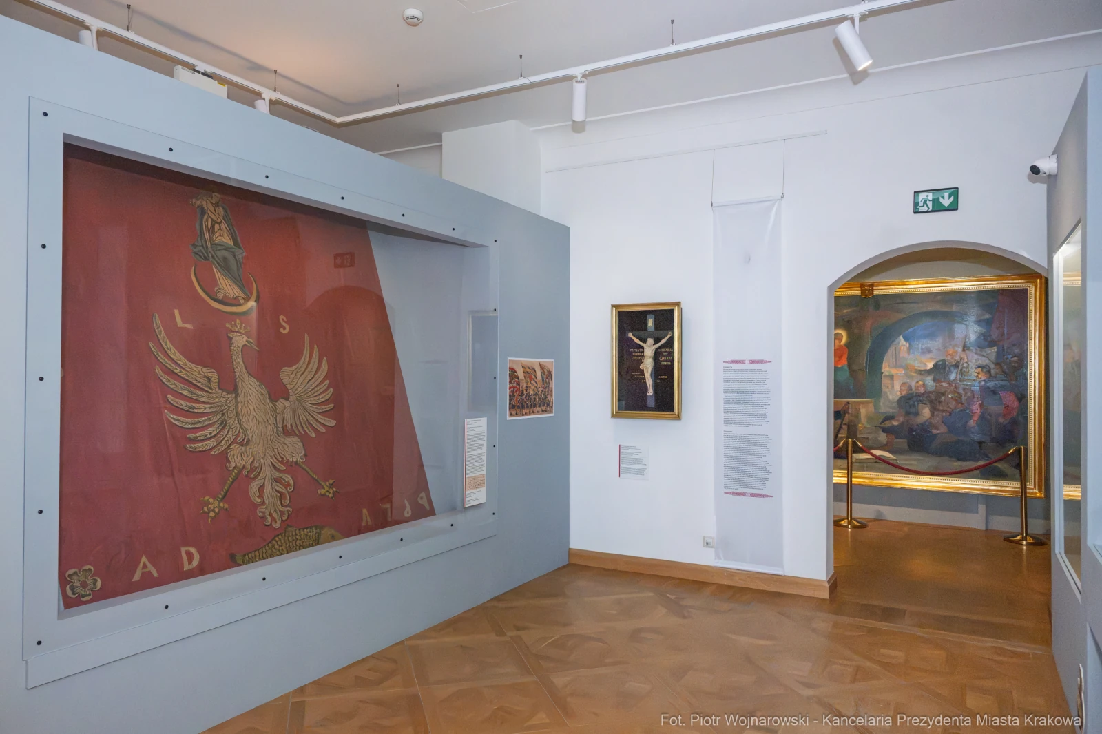 Zabytkowa flaga z orłem, eksponaty w muzeum, obrazy na ścianach.  Autor: Piotr Wojnarowski