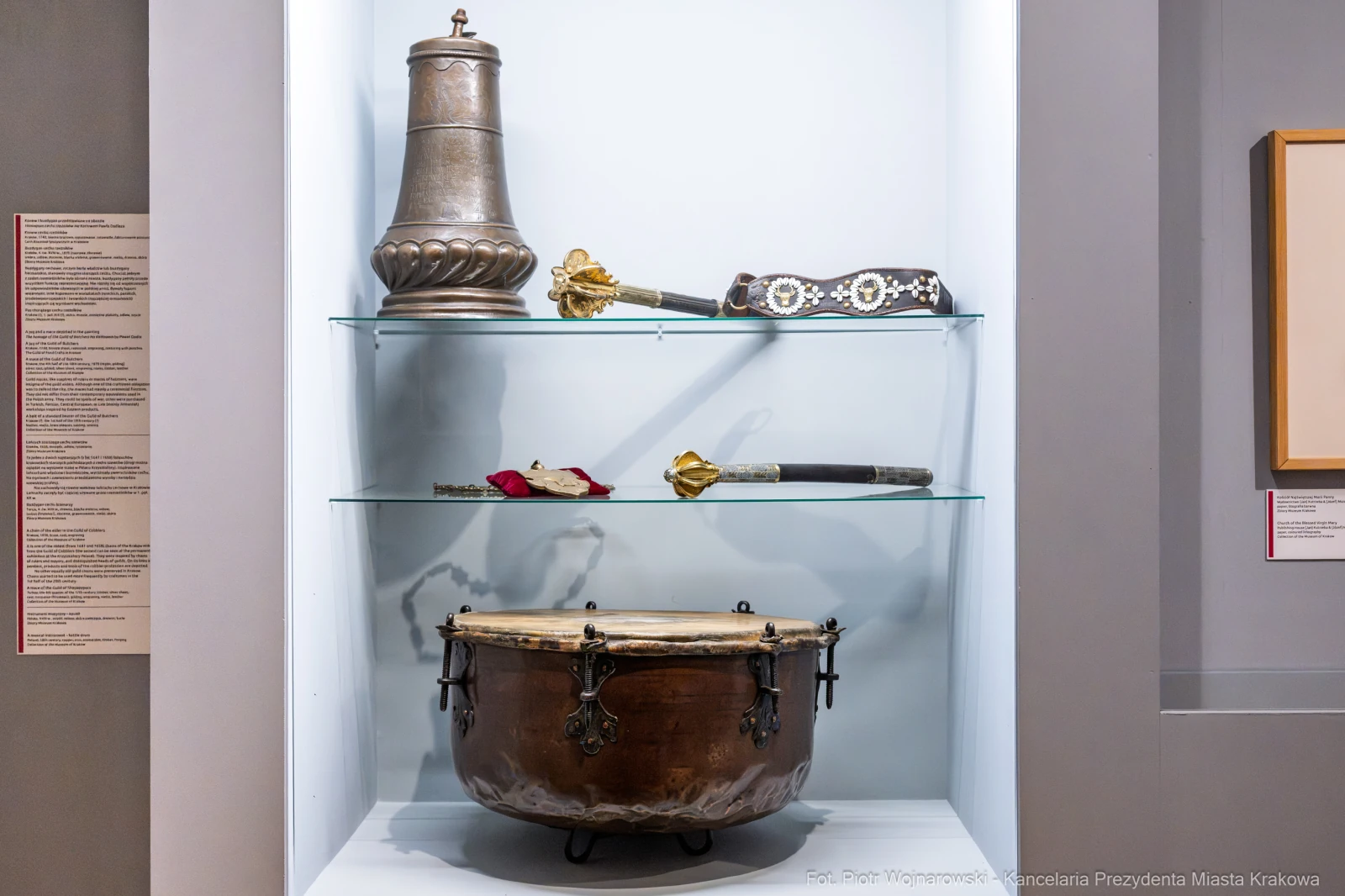 Zestaw historycznych instrumentów muzycznych i przedmiotów dekoracyjnych w witrynie.  Autor: Piotr Wojnarowski