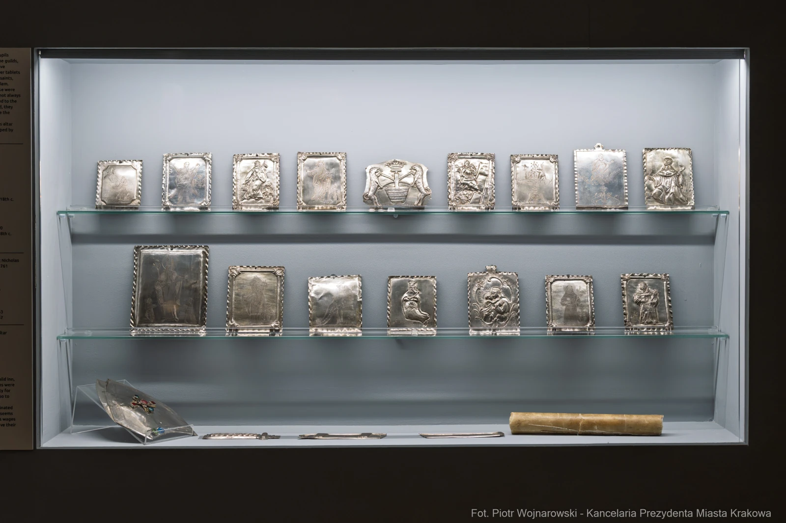 Zbiór srebrnych tabliczek i ozdób w muzeum.  Autor: Piotr Wojnarowski