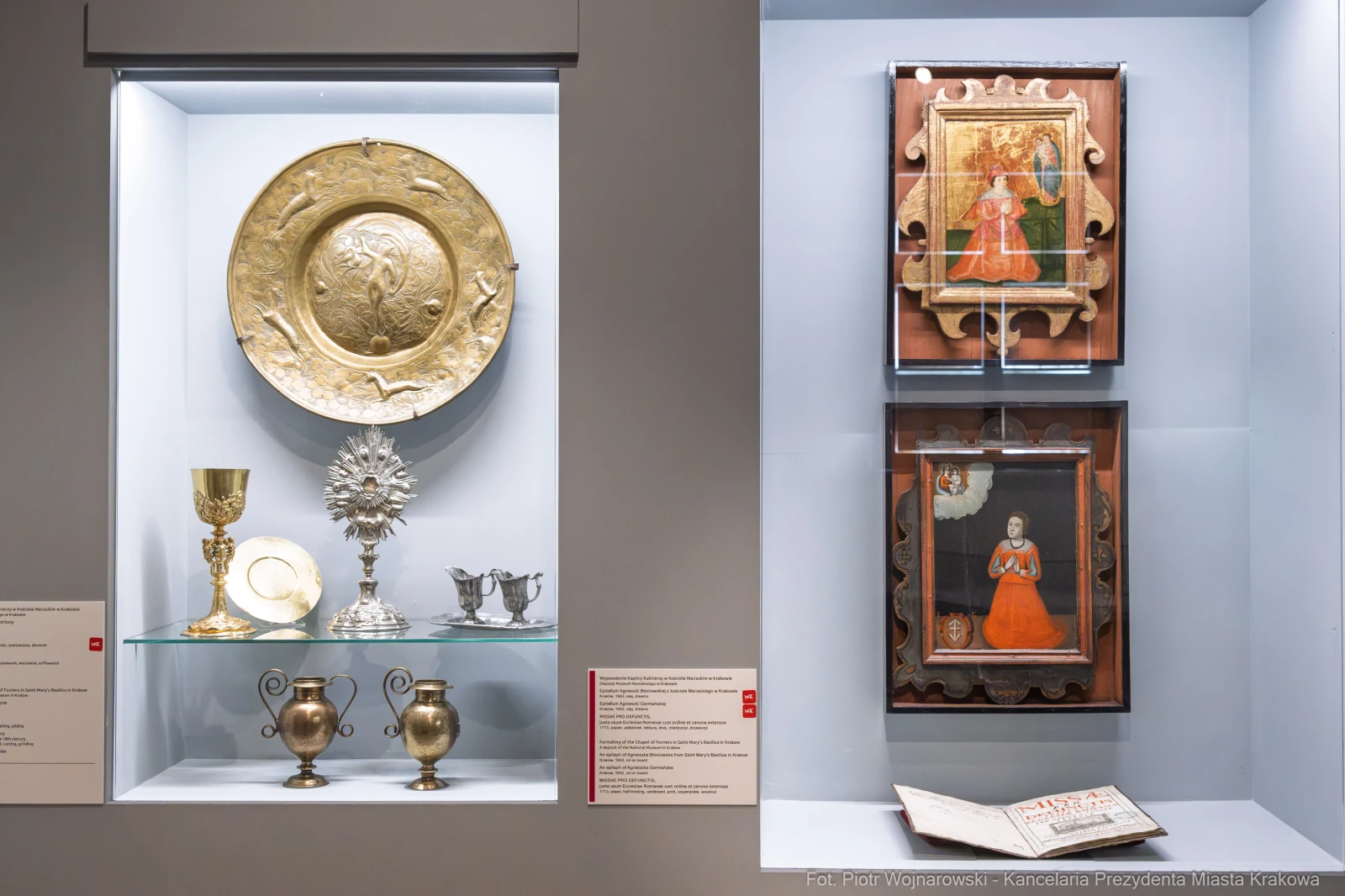 Zestaw zabytkowych naczyń i obrazów w muzeum.  Autor: Piotr Wojnarowski