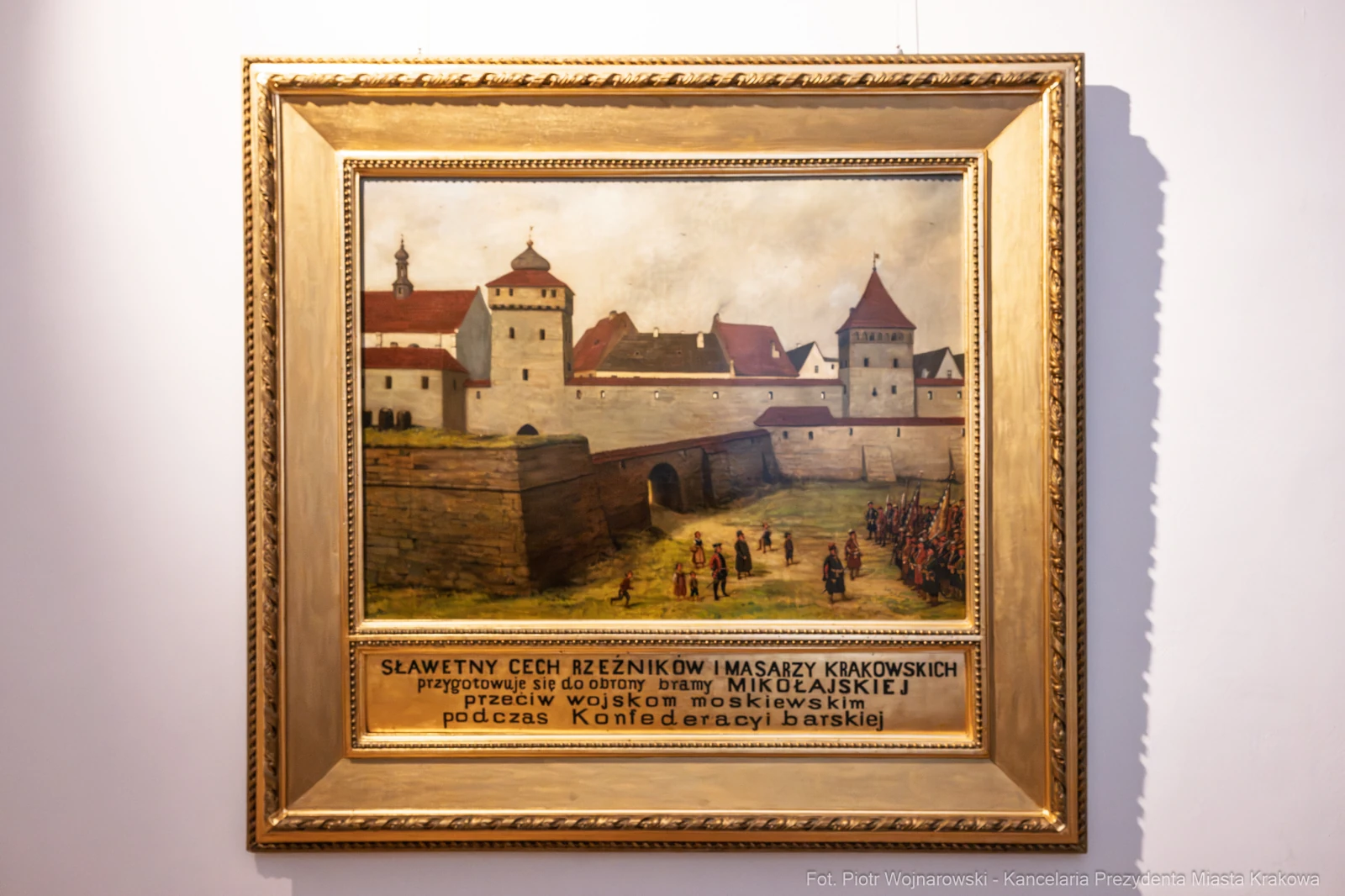 Obraz przedstawiający zamek z postaciami historycznymi w strojach z epoki.  Autor: Piotr Wojnarowski